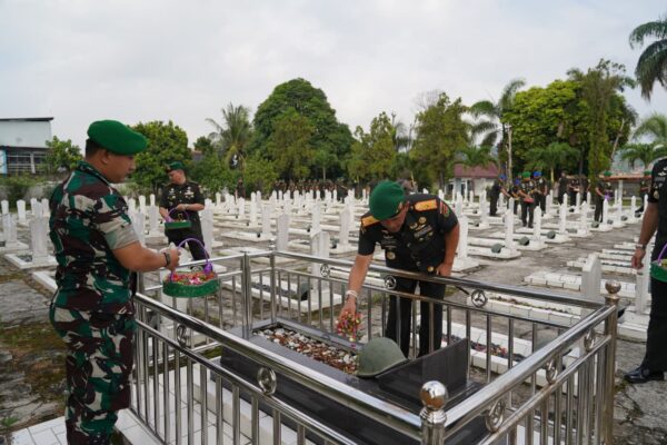 HUT Ke-78 Korem 043/Gatam, Brigjen TNI Haryantana, S.H. Pimpin Ziarah Rombongan